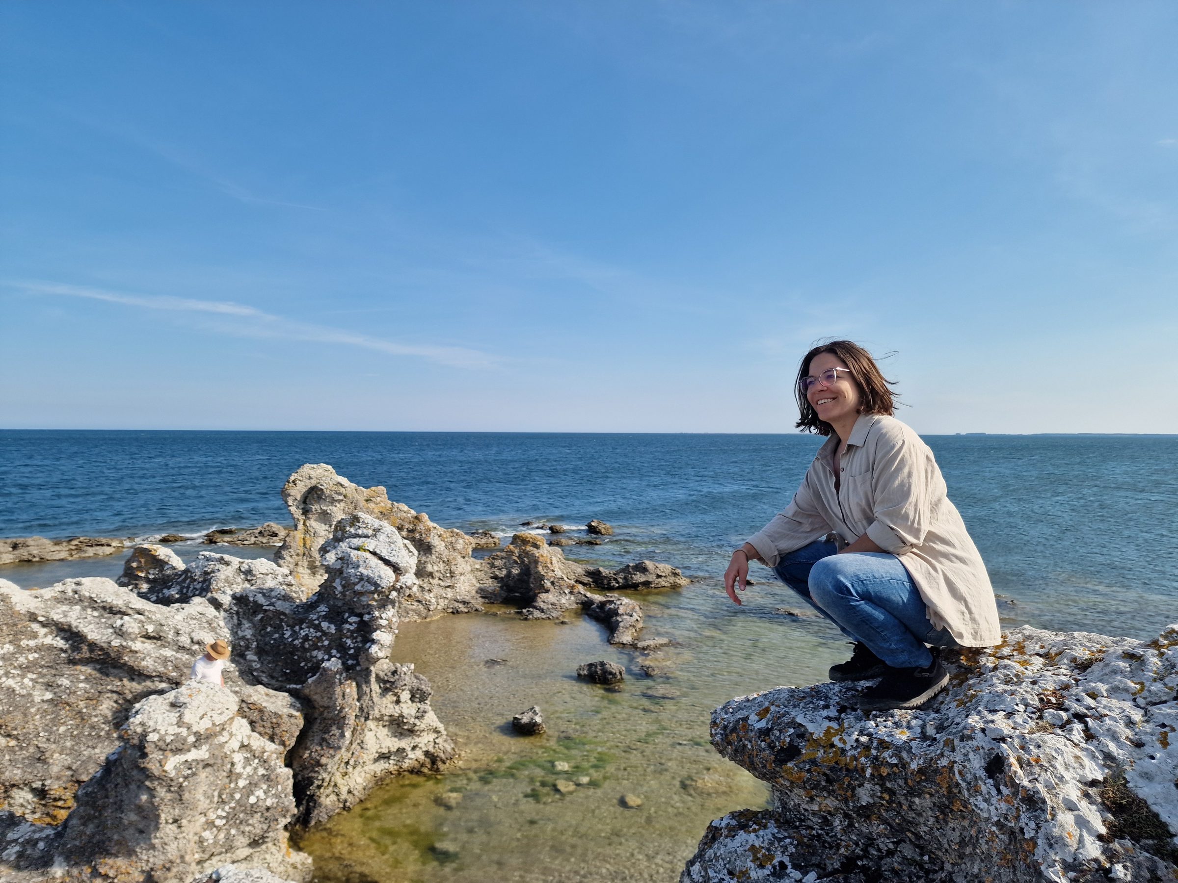 Jessica vid havet på Gotland